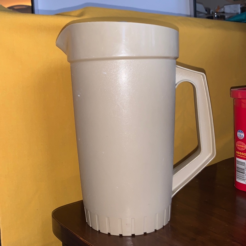 Vintage Tupperware Pitcher #800-8 2 Quart Harvest Tan White Push Button Lid